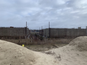 Die Baustelle für geplante Fischzuchtanlage in einem Gewerbegebiet in Mecklenburg-Vorpommern ist verwaist. Bild: Lukas Homrich